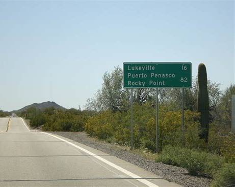 Señal vial con distancias a Lukeville, Puerto Peñasco y Rocky Point