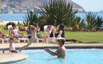 Families enjoying a Princesa de Peñasco pool